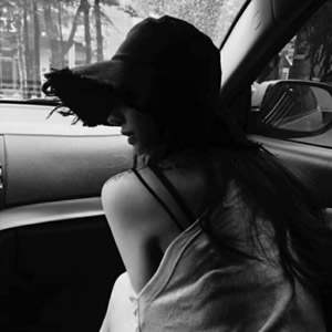 18张黑白高冷霸气女神范女生头像