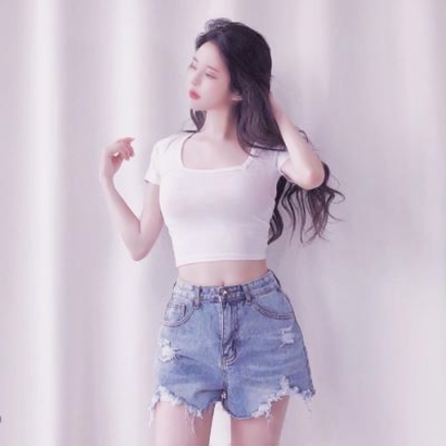 33张清新感网红女生头像 高清潮流美图合集