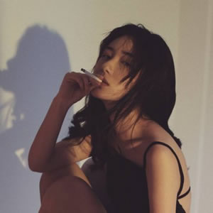 女生超拽霸气颓废头像 12张高清图合集