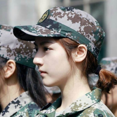 军训女生小清新头像合集 12张迷彩服清纯美女头像