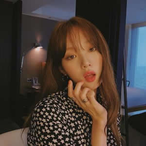 热门闺蜜单人头像合集 共16组女生头像