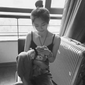 微信黑白女生侧脸头像合集 共12张