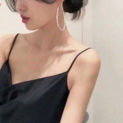 31张不露脸女生锁骨头像 高清露肩吊带半身图