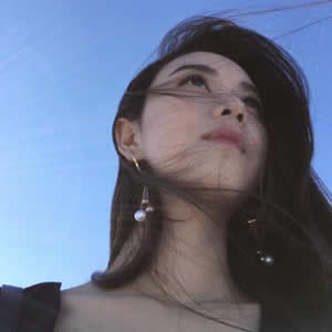 女生蓝色海边头像合集 18张高清蓝调吹风氛围感头像