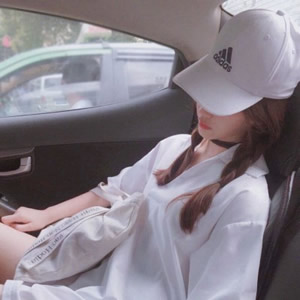 当下超火的网红酷飒女生头像 16张高清美图合集