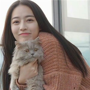 女生抱萌宠头像合集！12张高清好看的抱宠女生头像