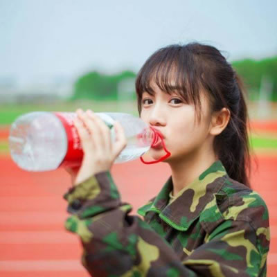 军训女生小清新头像合集 12张迷彩服清纯美女头像