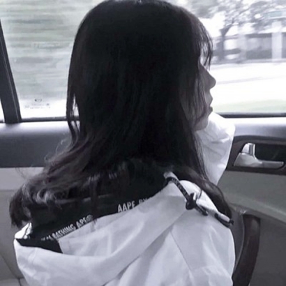 16张高清高冷黑白女生头像合集