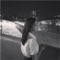 18张灰色调落寞伤感女生头像合集