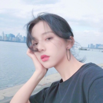 18张高清气质美女微信头像 简约又好看