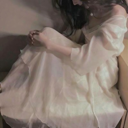 31张不露脸女生锁骨头像 高清露肩吊带半身图