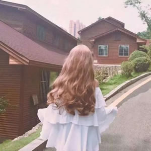 12张高清好看的唯美长发背影女生QQ头像