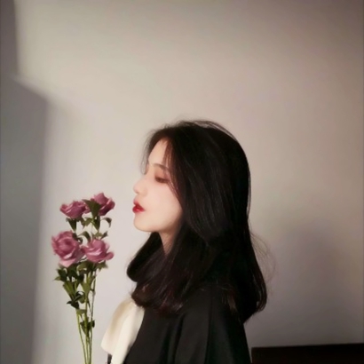 14张高清唯美拿花女生头像 氛围感拉满