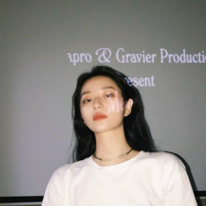 8张高清酷帅女生个性头像 氛围感拉满的魅力女头合集