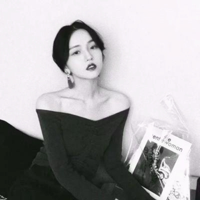 36张高清女生黑白个性头像 适合当微信头像的黑白女生头像合集