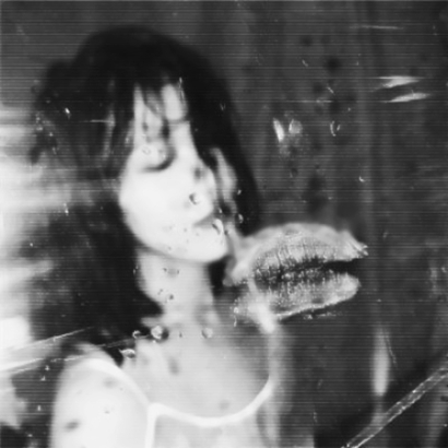 10张氛围感拉满的黑白伤感女生头像，每一张都戳中心事