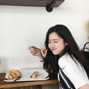 12张高清女生个性微信头像 氛围感直接拉满