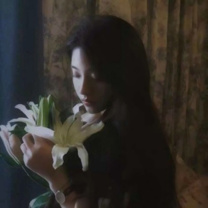 14张高清唯美拿花女生头像 氛围感拉满
