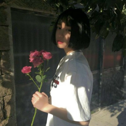 14张高清唯美拿花女生头像 氛围感拉满