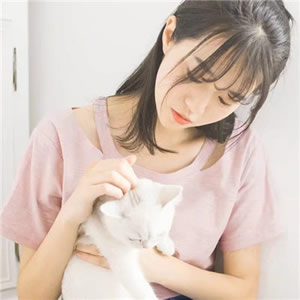 女生抱萌宠头像合集！12张高清好看的抱宠女生头像