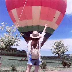 戴帽子的唯美背影头像来啦！12张高清女生背影图直接存