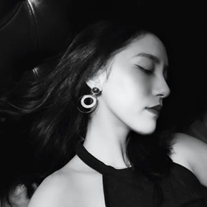 16张清冷感拉满！简约气质女生黑白头像合集