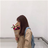 21张唯美拿花女生头像合集 鲜花女孩头像素材大全
