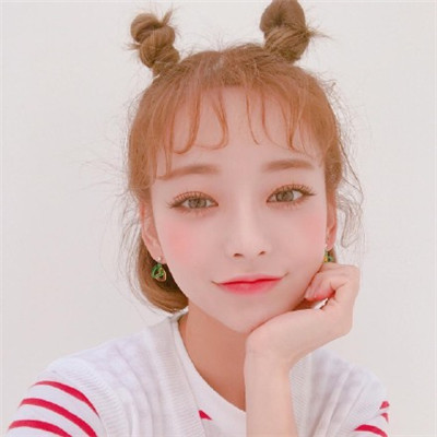 红唇唯美女生头像 12张高清甜酷红唇头像合集