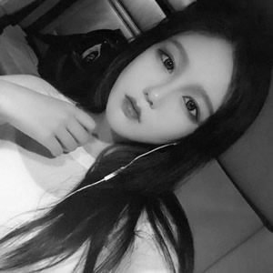 16张清冷感拉满！简约气质女生黑白头像合集