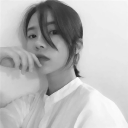 10张氛围感拉满的黑白伤感女生头像，每一张都戳中心事