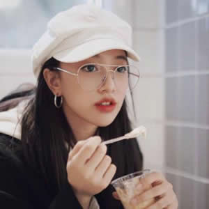 戴眼镜的女生头像来啦！14张高清新潮又好看的图直接存