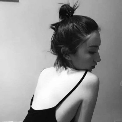 8张清冷感拉满！高冷女生黑白气质头像合集