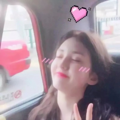 16张带表情的可爱女生头像合集