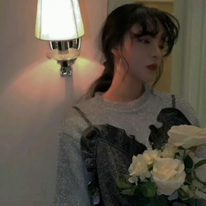 14张高清唯美拿花女生头像 氛围感拉满