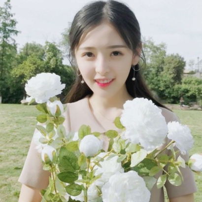 14张高清唯美拿花女生头像 氛围感拉满