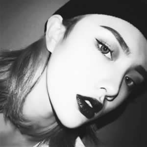 16张高清霸气真人黑白高冷女生头像合集