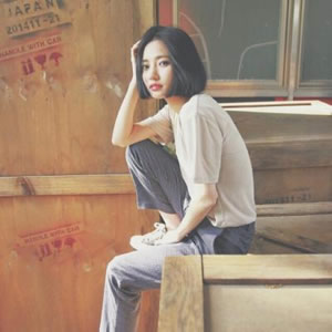 12张氛围感拉满的短发女生侧脸头像 高清无水印素材