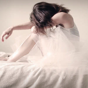 20张高清蹲姿背影女生头像 带着孤独伤感氛围感