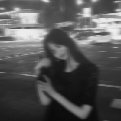 20张高清黑白模糊感女生微信头像合集