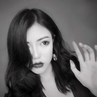 25张高清高冷气质黑白女生头像合集