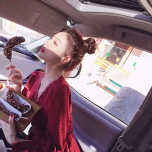 16张高清小清新女生头像 氛围感拉满的日常穿搭头像合集