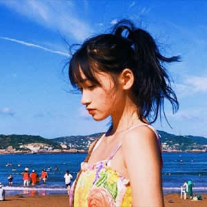 女生蓝色海边头像合集 18张高清蓝调吹风氛围感头像