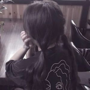 微信背影女头像 16张高清可爱马尾女孩背影图合集