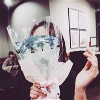 21张唯美拿花女生头像合集 鲜花女孩头像素材大全