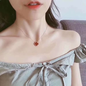 半露肩吊带女生头像合集 16张高清露肩性感女生头像