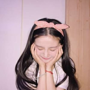 12张高清女生个性微信头像 氛围感直接拉满