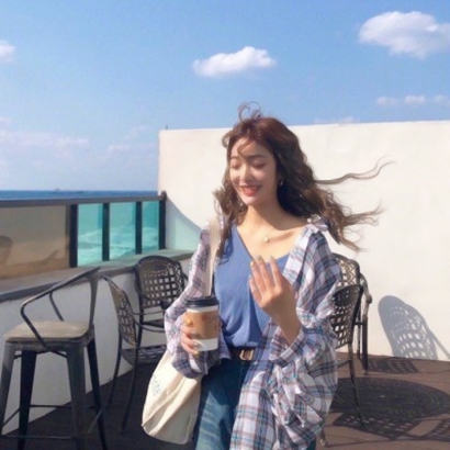 18张高清气质美女微信头像 简约又好看
