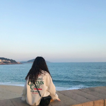 23张高清唯美海边背影女生头像合集