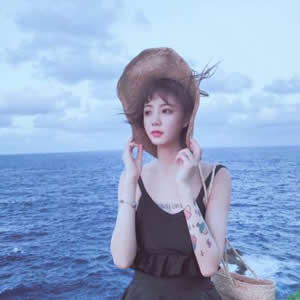 女生蓝色海边头像合集 18张高清蓝调吹风氛围感头像