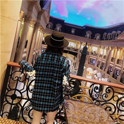 戴帽子的唯美背影头像来啦！12张高清女生背影图直接存